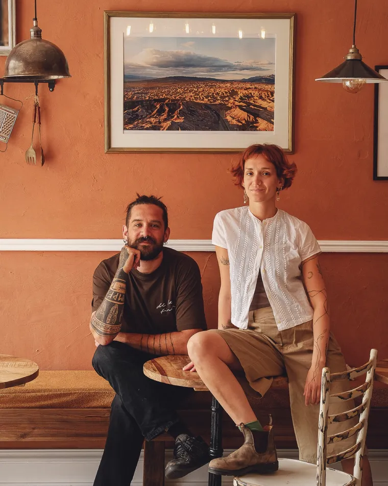 Two of the siblings behind de la finca, sitting in the café